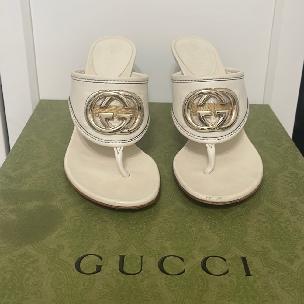 Gucci Women's White Leather Thong Sandals with Gold Logo